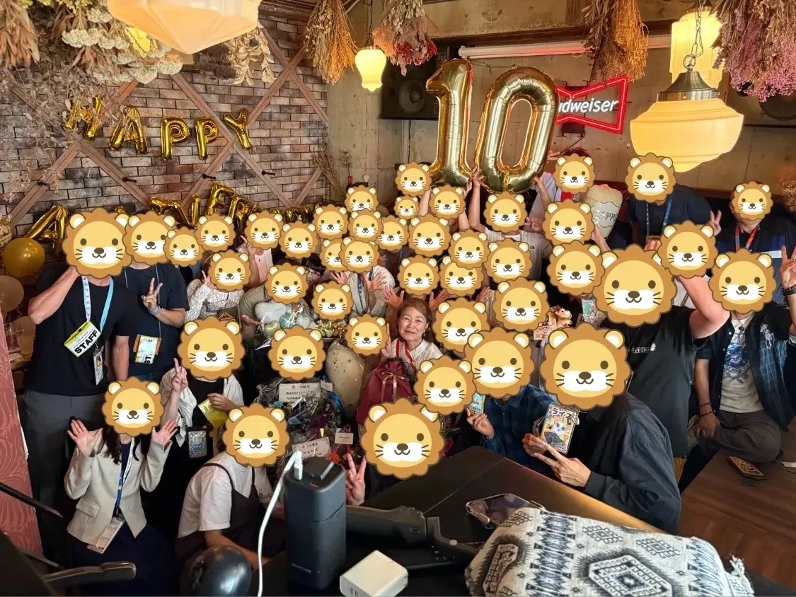 プラムライン10周年記念パーティーに集まった仲間たちの記念写真
